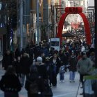 Turistes passejant pels carrers del Principat aquest Nadal.