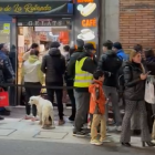 El vigilant organitza les cues que es formen a la creperia de la Rotonda.