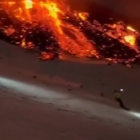 Uns esquiadors esquien al costat d'un volcà en erupció a Sicília