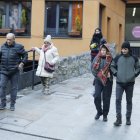 Diverses persones caminant pels carrers d'Escaldes, aquest matí.