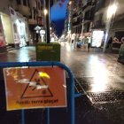 Tanques amb advertències del perill de gel a la calçada avui divendres al matí a l'avinguda Carlemany d'Escaldes