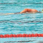 Una persona nedant a una piscina d'Andorra.