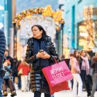 Gent passejant per l’eix central.