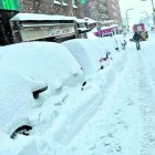 Neu acumulada ahir als cotxes aparcats en un carrer del Pas de la Casa.