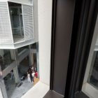 L'edifici Casa Aristot Mora, seu de l’INH i dels habitatges de protecció pública.