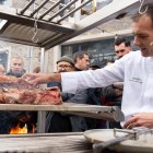 El xef Joan Ayala, impartint el taller sobre la tècnica de la carn a la brasa.