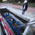 Els operaris treballen en la fuita al carrer del Pobladó.