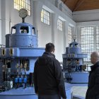 Travé amb un tècnic davant de la turbina.