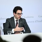 El ministre Casal durant la roda de premsa.