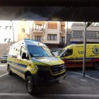 Les dues ambulàncies i el cotxe de policia davant la pensió d'Escaldes.