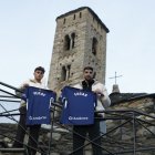 Els dos fitxatges, Yeray Cabanzón i Edgar González, posant amb la camiseta de l'FC Andorra.