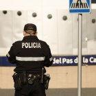 Un agent de la policia al Pas de la Casa.