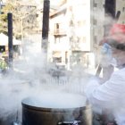 La confraria de Sant Antoni durant una escudellada popular d'altre any.
