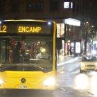 Usuaris de l’autobús pujant al servei de l’L2.