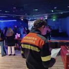 Un bomber revisant el protocol contra incendis en un local d'oci nocturn del país.