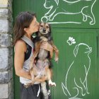 Una voluntària amb un gos.