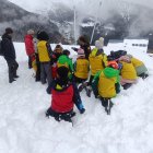Els alumnes dels tres sistemes educatius, durant el taller de nivologia, organitzat per Protecció Civil.