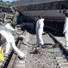Agents de la guàrdia civil treballant davant dels vagons d'un tren Alvia destrossats per l'accident a Adamuz