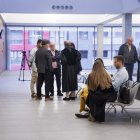 Persones en una de les sales d’espera de la Batllia.