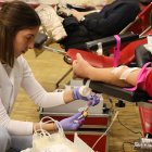 Una persona donant sang durant la campanya de donació de sang al Centre Cultural de la Llacuna.