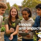 Diversos joves pensant una idea pel concurs de 'Joves Emprenedors' que organitza la fundació Bomosa.