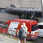 Una ambulància de bombers sortint de l'hospital.