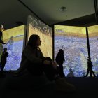Diversos usuaris a l'exposició immersiva sobre Van Gogh, inaugurada avui.
