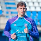 El central, entrenant amb els canaris.