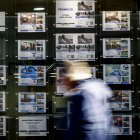 Habitatges anunciats a l’aparador d’una immobiliària.