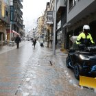 Un operarari del comú d'Escaldes retirant neu i tirant sal a l'avinguda Carlemany