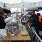 Memebres de la Germandat de San Sebastià, servint escudella als veïns de Sant Julià. 


Foto: Fernando Galindo