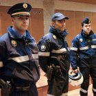 Tres agents del cos amb el nou equipament, l’any 2006.