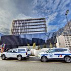 Dos cotxes de policia davant de l’edifici de la Batllia.