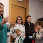 La cònsol major d'Ordino, Maria del Mar Coma, i nens al nou espai d'esbarjo a la Cortinada.