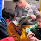 Uns infants jugant al nou espai d’esbarjo a la Cortinada.