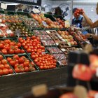 Una estantaria d’un súper amb verdures.