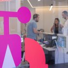 Visitants a l’oficina de turisme.