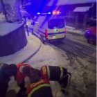 Els bombers atenen a una persona ferida per culpa de les nevades al Pont de París.