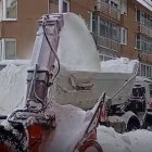 Màquines retirant neu als carrers del Pas de la Casa avui dilluns