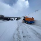 Una màquina llevaneu del COEX treballant a la frontera del Pas.