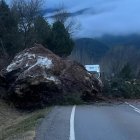 Esllavissada de roca a la C-14 als Hostalets de Tost.