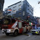 Dos camions de bombers i un cotxe de policia a l'avinguda Meritxell per l'incendi d'aquesta tarda.