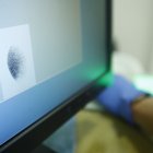 Una empremta dactilar registrada en una pantalla.