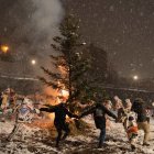 Veïns i visitants de Canillo celebrant la Crema de Mai.
