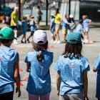 Infants practicant activitats esportives i de lleure.