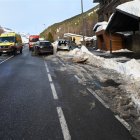 Serveis d'emergència al lloc de l'atropellament a Incles amb el vehicle que va colpejar la dona