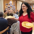 Una dona amb un plat de creps durant la celebració de la Candelera.
