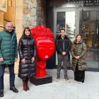 El fundador del grup Bomosa, Turi Mora, amb l'escultura de Frida Kahlo, junt amb la Ministra Bonell, el Sr Marc Taló i la presidenta de la Fundació, Mercè Miguel.