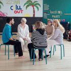 Diverses persones a l'espai de suport emocional 'La Balma, que es realitza cada 15 díes.