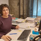 La historiadora Teresa Font al seu despatx.